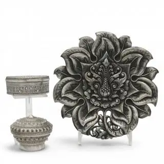 Indonesia and India, one dish and two boxes and covers, early 20th century – kavel bij Veilinggebouw De Zwaan, Amsterdam