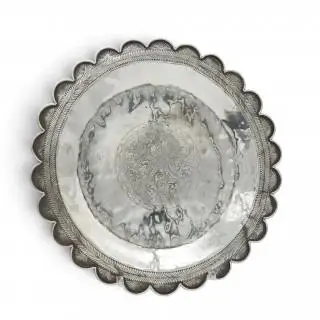 Indonesia, a silver circular dish engraved with a keris, early 20th century – kavel bij Veilinggebouw De Zwaan, Amsterdam