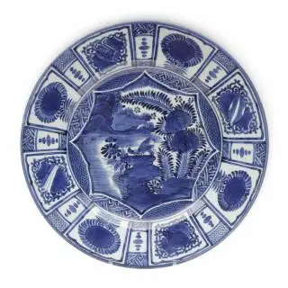 Japan, an Arita blue and white porcelain ''kraak'-style charger, late 17th century – kavel bij Veilinggebouw De Zwaan, Amsterdam