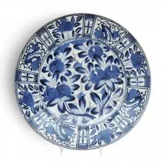 Japan, a blue and white porcelain 'kraak style' dish, late 17th century – kavel bij Veilinggebouw De Zwaan, Amsterdam
