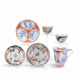 Japan, a small collection of Imari porcelain cups and saucers, 18th and 19th centuries – kavel bij Veilinggebouw De Zwaan, Amsterdam