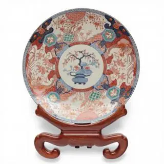 Japan, an Imari porcelain charger, Meiji period (1868-1912) on wood stand – kavel bij Veilinggebouw De Zwaan, Amsterdam