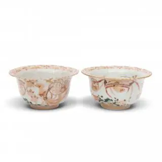 Japan, a pair of iron-red and gilt decorated ribbed bowls, 18th/ 19th century – kavel bij Veilinggebouw De Zwaan, Amsterdam