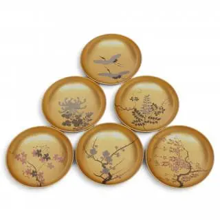Japan, a set of six gold-lacquer sake cups, Showa period (1926-1989) – kavel bij Veilinggebouw De Zwaan, Amsterdam