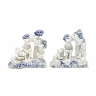 Japan, a pair of Hirado blue and white porcelain 'monkey' groups, 19th century – kavel bij Veilinggebouw De Zwaan, Amsterdam