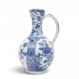 Japan, an Arita blue and white porcelain jug, 17th century – kavel bij Veilinggebouw De Zwaan, Amsterdam