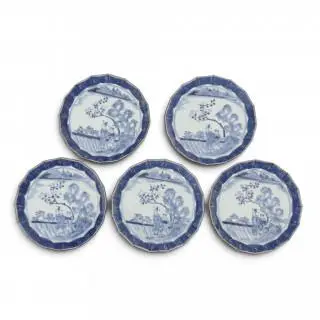Japan, a set of five Arita blue and white porcelain plates, late 18th/ early 19th century – kavel bij Veilinggebouw De Zwaan, Amsterdam