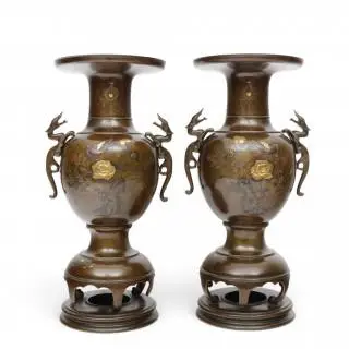 Japan, a pair of bronze inlaid vases, Meiji period (1868-1912) – kavel bij Veilinggebouw De Zwaan, Amsterdam