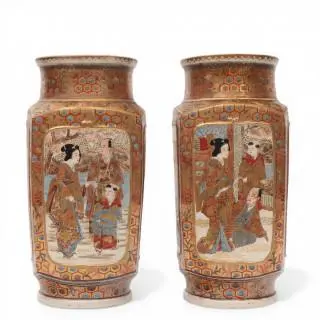 Japan, a pair of square-sectioned Satsuma porcelain vases, Meiji period (1868-1912) – kavel bij Veilinggebouw De Zwaan, Amsterdam