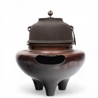 Japan, a brass and iron chagama kettle, 20th century – kavel bij Veilinggebouw De Zwaan, Amsterdam