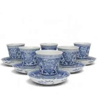 Japan, a set of six blue and white Arita porcelain cups and saucers, 18th/ 19th century – kavel bij Veilinggebouw De Zwaan, Amsterdam