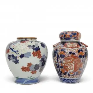 Japan, two Imari porcelain vases, Meiji period (1868-1912) – kavel bij Veilinggebouw De Zwaan, Amsterdam