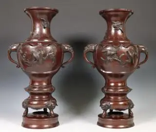 Japan, a pair of patinated bronze vases, Meiji period (1868-1912) – kavel bij Veilinggebouw De Zwaan, Amsterdam