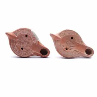 A pair of Roman Terra Chiara oil lamps, 1st-4th century CE – kavel bij Veilinggebouw De Zwaan, Amsterdam
