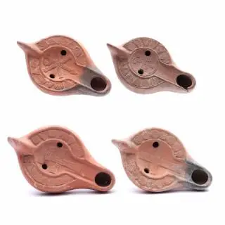 A collection of four Roman Terra Sigillata XP oil lamps. 1st-5th century CE – kavel bij Veilinggebouw De Zwaan, Amsterdam