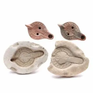 Two Roman terra sigillata oil lamps, with corresponding upper mould halves. 3rd-5th century CE – kavel bij Veilinggebouw De Zwaan, Amsterdam
