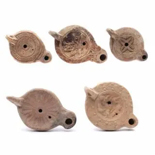 Collection of five Roman Terracotta Oil Lamps, 1st-5th century CE – kavel bij Veilinggebouw De Zwaan, Amsterdam