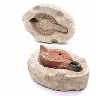 Rare complete Roman gypsum mould and paired Terra Chiara XP Oil Lamp, 3rd-5th century CE – kavel bij Veilinggebouw De Zwaan, Amsterdam
