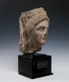 Cyprus, a fine limestone female head, Hellenestic Period, ca. 5th-4th century BCE – kavel bij Veilinggebouw De Zwaan, Amsterdam
