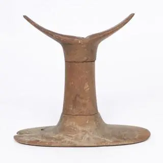 Egypte, a three part wooden neckrest, Middle Kingdom, 2000 - 1800 BCE – kavel bij Veilinggebouw De Zwaan, Amsterdam
