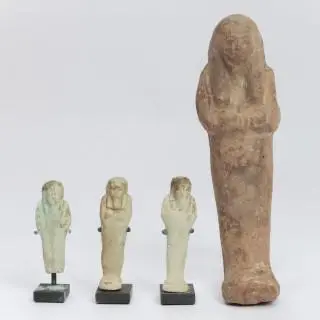 Egypte, a terracotta Ushabti and three faience smaller Ushabit, Late Periode – kavel bij Veilinggebouw De Zwaan, Amsterdam