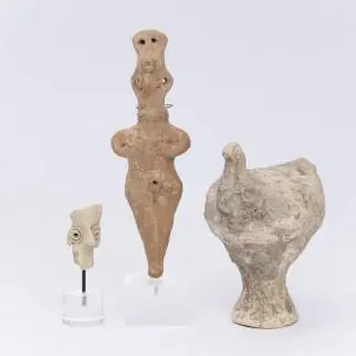 Anatolia, a terracotta idol, a head and a bird shaped rattle, ca. 1st Mill BC – kavel bij Veilinggebouw De Zwaan, Amsterdam
