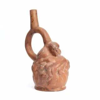 Peru, Moche IV, a rare stirrup spout vessel depicting a ritual scene of the devouring of a corps by bird – kavel bij Veilinggebouw De Zwaan, Amsterdam