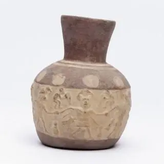 Peru, Moche IV, ca. 500-700 CE, a vessel with a prossession in relief – kavel bij Veilinggebouw De Zwaan, Amsterdam