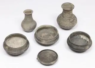Armenia, Uhrartu, a collection of four black terracotta dishes and two vases, ca. 900-600 BCE – kavel bij Veilinggebouw De Zwaan, Amsterdam
