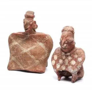 West Mexico, Jalisco, two red painted seated terracotta figures, ca. 200 BCE - 100 CE – kavel bij Veilinggebouw De Zwaan, Amsterdam
