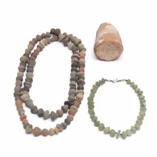Egypt, a terracotta conical seal, Late Period and South America, a necklace of terracotta spindles and a serpentine stone necklace, ca. 1200-1500 CE – kavel bij Veilinggebouw De Zw