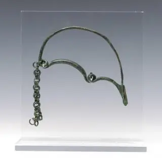 Villanova, a large coiled bronze fibula, 8th - 7th century BC – kavel bij Veilinggebouw De Zwaan, Amsterdam