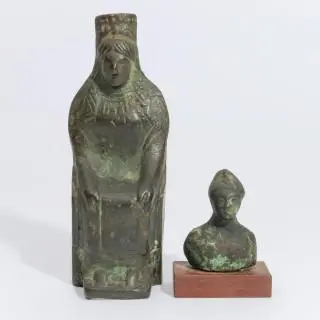 A bronze sculpture of a seated female figure and a bronze buste, after the antiques – kavel bij Veilinggebouw De Zwaan, Amsterdam