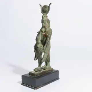 Egypt, a bronze sculpture of standing winged Isis holding Osiris in front of her, after the antiques – kavel bij Veilinggebouw De Zwaan, Amsterdam