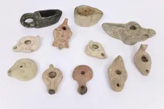 A collection of eleven various stone and earthenware oil lamps, Near Eastern and Roman Period, ca. 1st - 9 th century CE – kavel bij Veilinggebouw De Zwaan, Amsterdam