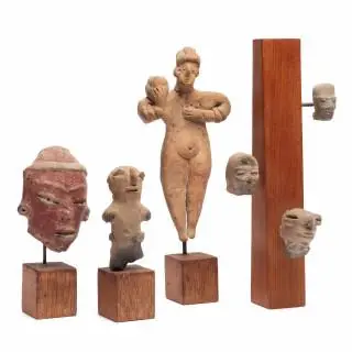 Mexico, a Colima female slabfigure and a Tlatilco red painted terracotta head, ca. 100 BCE - 250 CE – kavel bij Veilinggebouw De Zwaan, Amsterdam