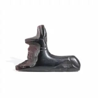 Egypt, a black glass paste applique in the shape of a lying Anubis, Late Period, ca. 6th - 4th century BCE – kavel bij Veilinggebouw De Zwaan, Amsterdam