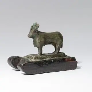 Egypt, a bronze Apis statue on a wooden procession sled, ca. 7th - 6th century BCE – kavel bij Veilinggebouw De Zwaan, Amsterdam