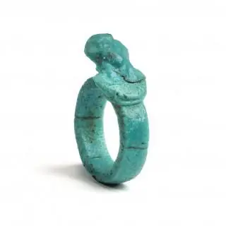 Egypt, a blue faience finger ring, Late Period, ca. 700 - 30 BCE – kavel bij Veilinggebouw De Zwaan, Amsterdam