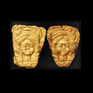 Egypt, a pair of gold appliques, Greaco-Roman period, 1st century BCE - 1st century CE – kavel bij Veilinggebouw De Zwaan, Amsterdam