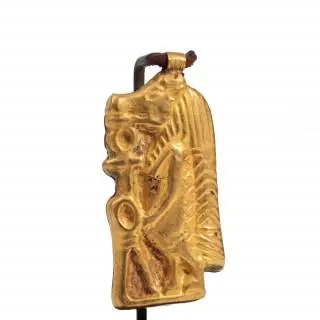 Egypt, a gold amulet in the shape of a hippopotamus with crocodile tale, the goddess Thoeri/Taweret, ca. 7th - 1st century BCE – kavel bij Veilinggebouw De Zwaan, Amsterdam