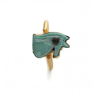 Egypt, a blue faience Udjad amulet, set in a gold ring, Udjad eye ca. 600 BCE – kavel bij Veilinggebouw De Zwaan, Amsterdam