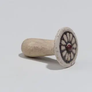 Egypt, a white glazed composition ear plug, New Kingdom, 18th Dynasty, ca. 1400 BCE – kavel bij Veilinggebouw De Zwaan, Amsterdam