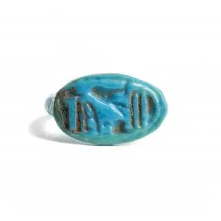 Egypt, a blue faience ring with hieroghlyph of Horemheb, 18th Dynasty, 1319-1307 BCE – kavel bij Veilinggebouw De Zwaan, Amsterdam