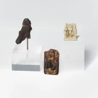 Egypt, a small faience triade, Isis-Horus-Nephthys, a glass paste amulet and a glass paste Ba-bird amulet; ca. 400 BCE - 1st century BCE – kavel bij Veilinggebouw De Zwaan, Amsterd
