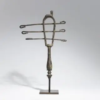 Egypt, Roman Period, a bronze musical instrument, Sistrum, ca. 1st century BCE - 2nd century CE – kavel bij Veilinggebouw De Zwaan, Amsterdam