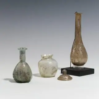 Two Roman glass beakers, a flask and a lid, ca. 1st - 3rd century CE – kavel bij Veilinggebouw De Zwaan, Amsterdam