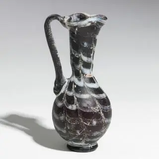 A Roman glass jug, ca. 2nd - 1st century BCE – kavel bij Veilinggebouw De Zwaan, Amsterdam