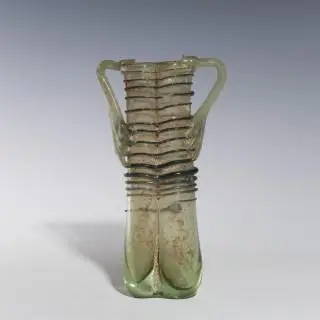 A Roman light- and dark green glass double unguentarium, ca. 2nd century CE – kavel bij Veilinggebouw De Zwaan, Amsterdam