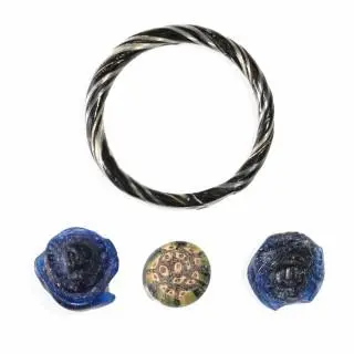 Two blue glass Roman gaming discs, a polychrome mosaic glass gaming disc and a bracelet, 1st - 4th century CE – kavel bij Veilinggebouw De Zwaan, Amsterdam